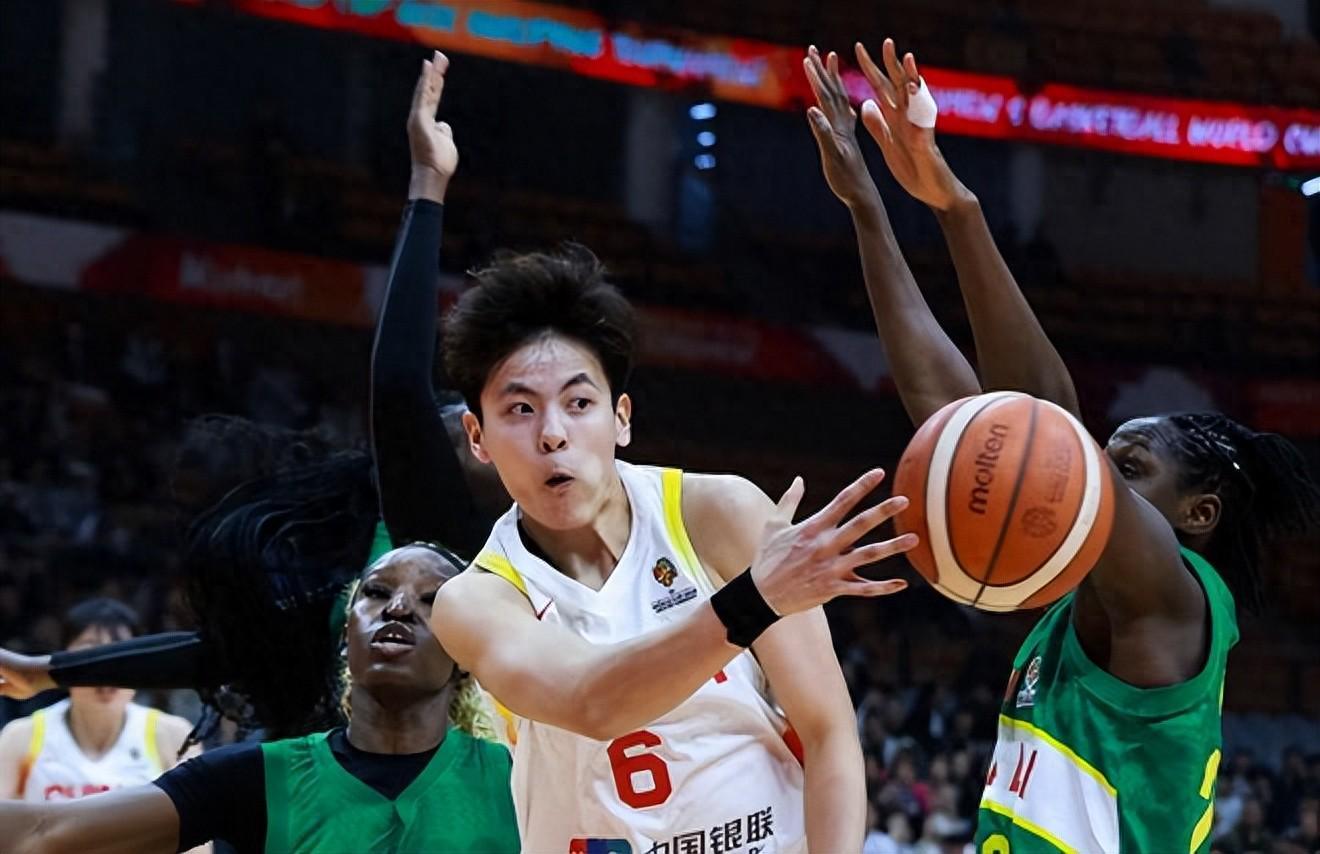 九游电脑版-中国女篮轻取马里，三大中锋合体尽显统治力，但她才是攻防核心